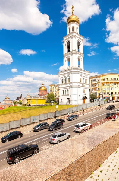 Uitzicht op de klokkentoren van het Iversky klooster in Samara tegen de blu — Stockfoto