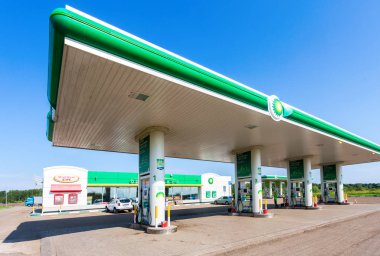 Yaz günü BP veya İngiliz petrol benzin istasyonu