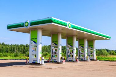 Yaz günü BP veya İngiliz petrol benzin istasyonu