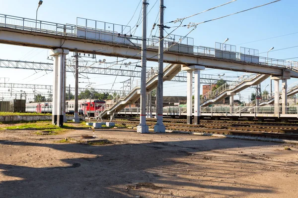 Widok na dworzec Okulovka w słoneczny letni dzień. — Zdjęcie stockowe