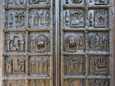 Ayrıntı eski Magdeburg Gates St. Sophia Cathe bronz