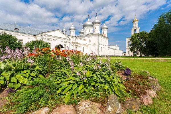 Monasterio masculino ortodoxo de San Jorge (Yuriev) en Veliky Novgorod —  Fotos de Stock