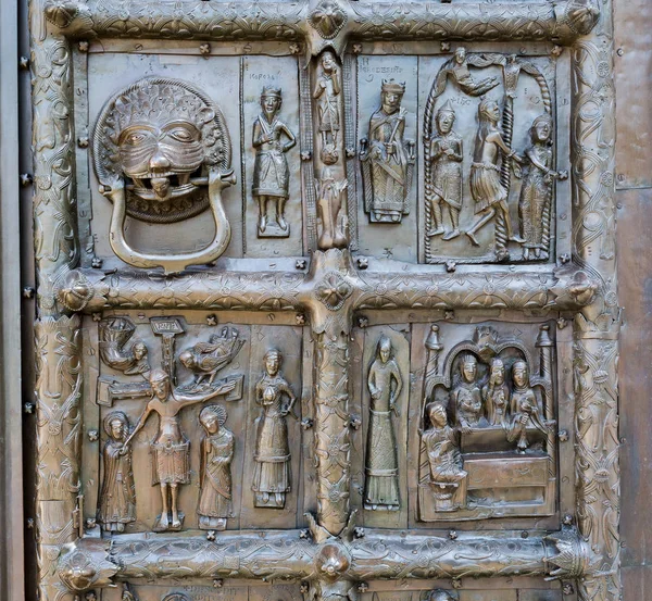 Detail van de oude bronzen Magdeburg Gates van St. Sophia Cathe — Stockfoto