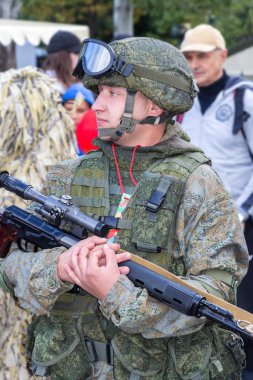 Kimliği belirsiz Rus asker keskin nişancı tüfeği ile el s