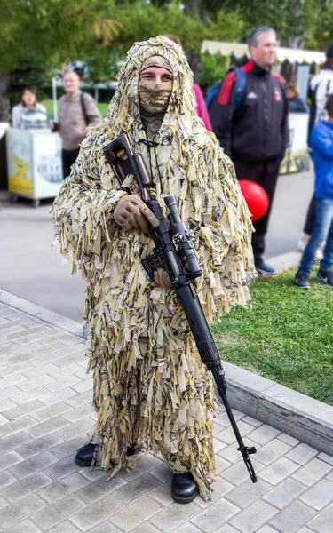 Kimliği belirsiz Rus asker keskin nişancı tüfeği ile el s
