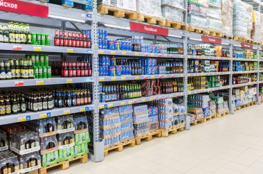 Alkollü içecekler. Yiyecek, içecek, yerli ve ithal b raflar