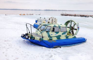 Hovercraft ışınlama Volga setin içinde kış günü