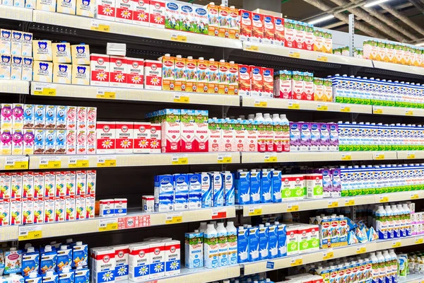 Productos lácteos frescos listos para la venta en la tienda Lenta —  Fotos de Stock