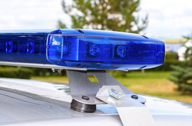 bir polis aracı üstüne renkli ışıkları yakın çekim