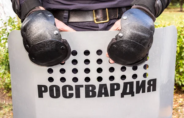 Rus çevik kuvvet polisi kalkanlar kullanılır. Metin Rusça: 