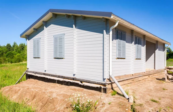 Yeni bir ahşap ev yapımında yaz güneşli gün