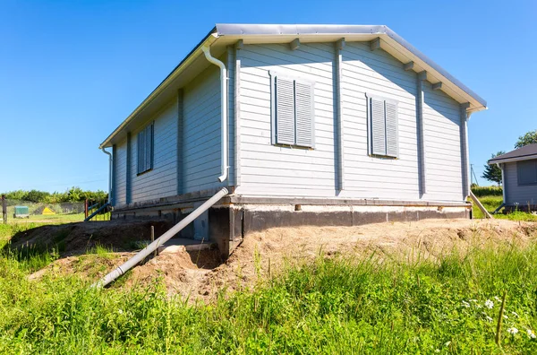 Construcción de una nueva casa de madera en verano día soleado —  Fotos de Stock