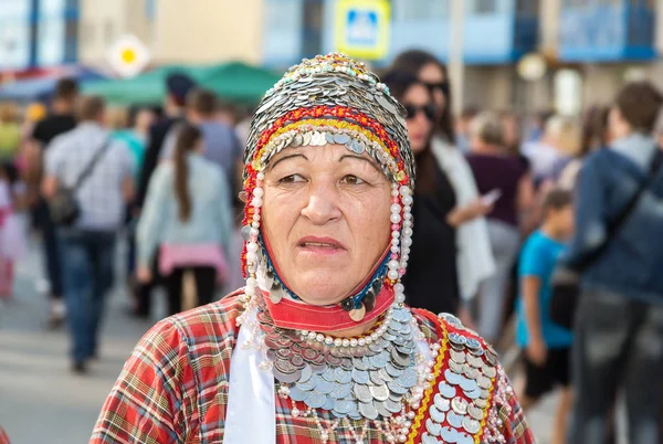 Donna non identificata nel copricapo nazionale Chuvash durante il — Foto Stock