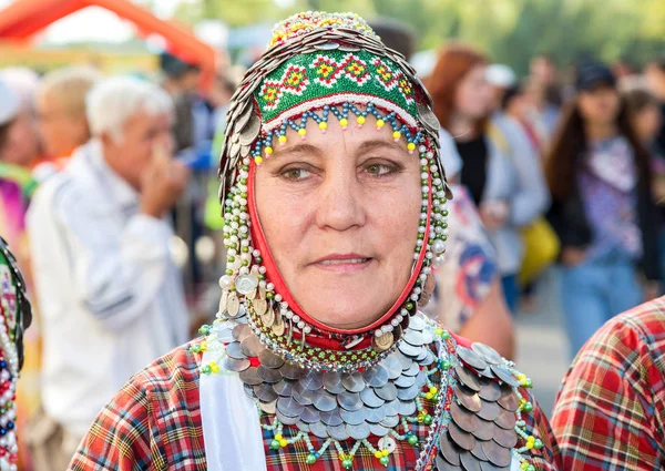 Onbekende vrouw in de hoofdtooi Chuvash nationale tijdens de — Stockfoto