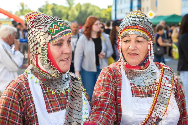 Chuvash Ulusal headdress sırasında iki kimliği belirsiz kadının