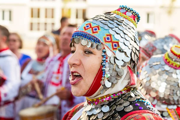 Chuvash Ulusal headdress sırasında kimliği belirsiz kadın 