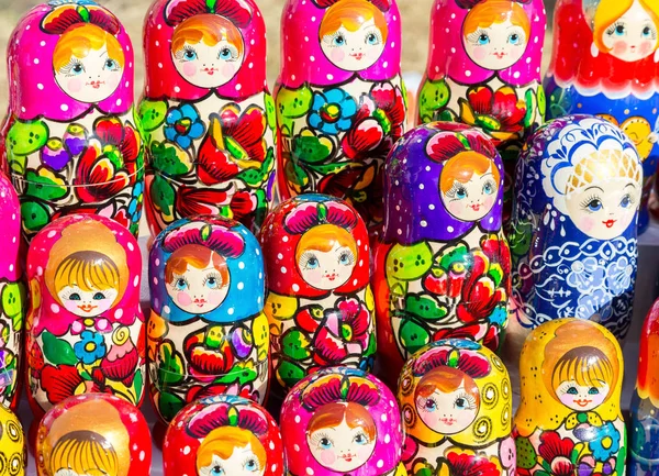 Large selection of matryoshkas Russian souvenirs at the gift sho — Stock Photo, Image