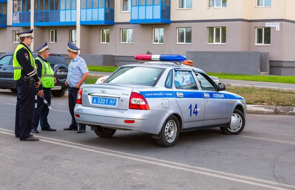 Russische politie patrouille auto's van de inspectie van de auto staat — Stockfoto