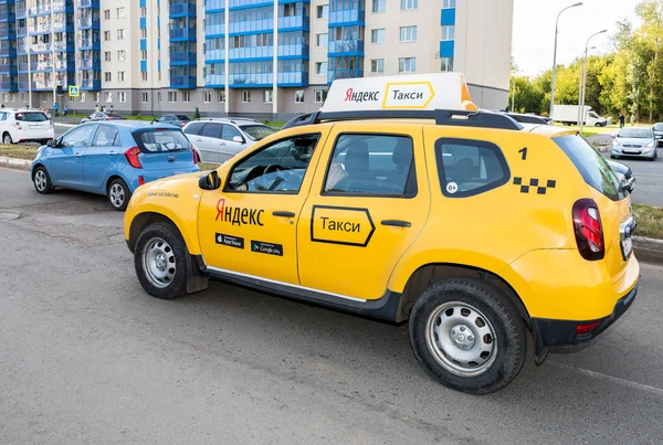 Yandex taxi presso la strada della città a Samara, Russia — Foto Stock