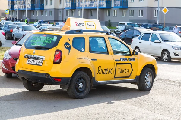 Yandex taxi na ulici, Samara, Rusko — Stock fotografie