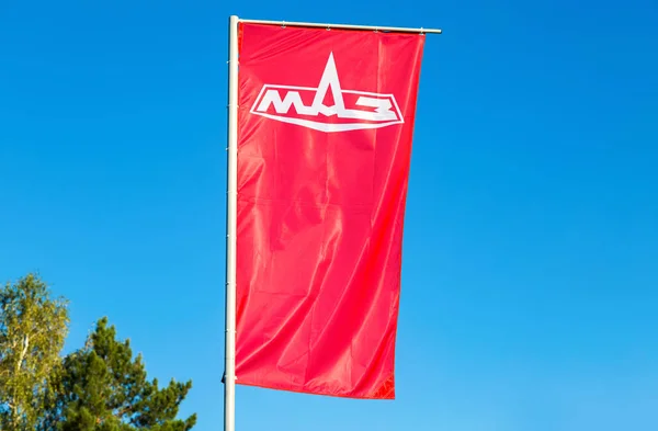 Bandera de concesionario Minsk Automobile Plant (MAZ) over blue sky —  Fotos de Stock