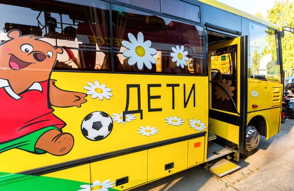 Devlet Okulu otobüs Minsk otomobil fabrikası (Maz) park edilmiş sergi — Stok fotoğraf