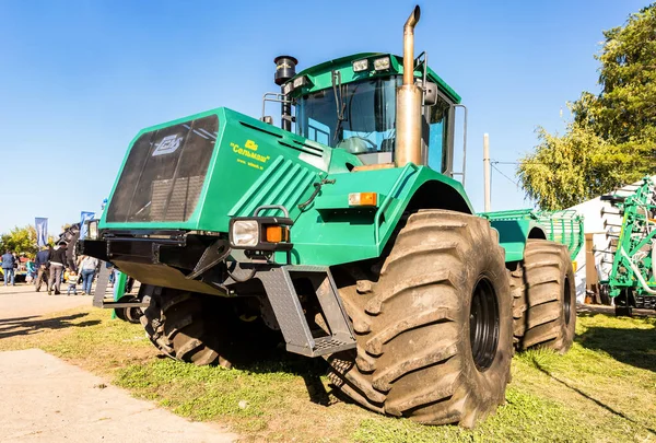 Moderne landbouw trekker K-704-4r "Stanislav" van Syzran plant — Stockfoto