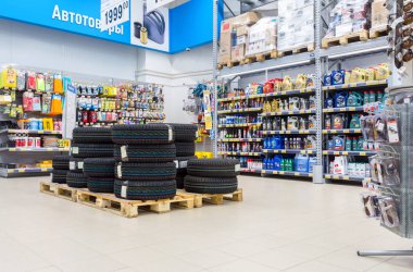 Hipermarket Lenta satışında yeni lastikler yığılmış