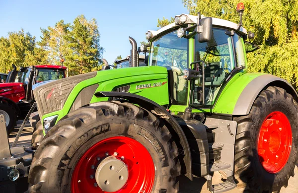 Modern agricultural tractor Fendt 933 Vario at the annual Volga — Stock Photo, Image