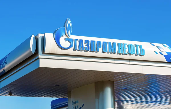 El emblema de la compañía petrolera Gazpromneft en la gasolinera. Ga —  Fotos de Stock
