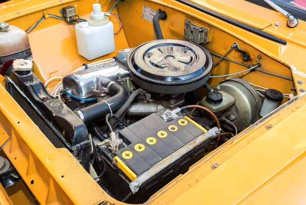 Araba motor Kaputunun altında eski Sovyet aracın Moskvich-412,