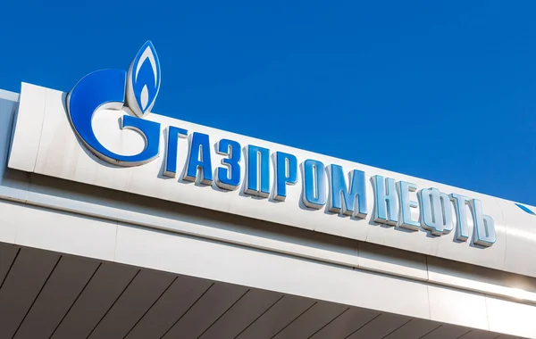 Het embleem van de oliemaatschappij Gazpromneft op het benzinestation. Ga — Stockfoto