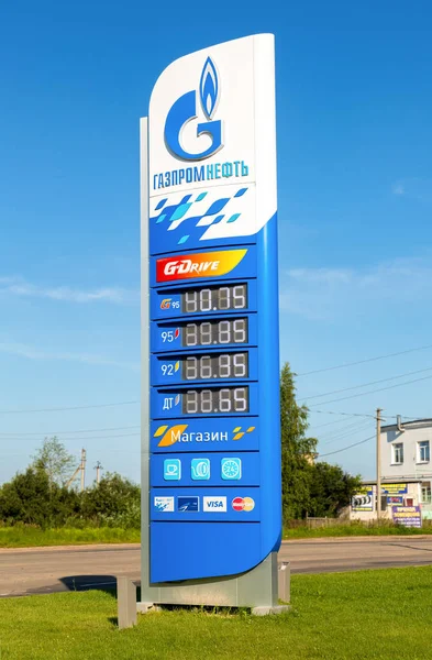 Guide sign, indicated the price of the fuel with logo of the oil — Stock Photo, Image