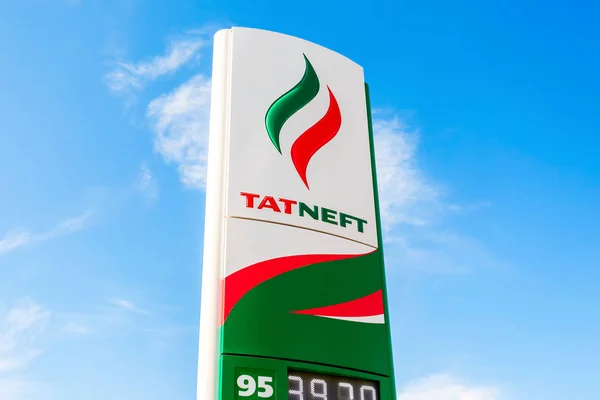 Vägleda tecken, anges priset för bränslet med logotypen för oljan — Stockfoto