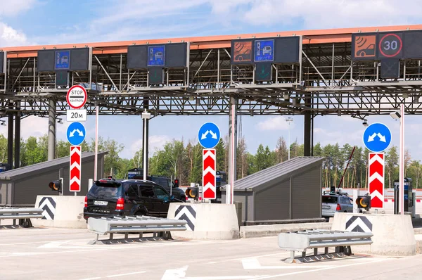 Ödeme otomatik noktadan geçen bir otoyol ro geçen arabalar