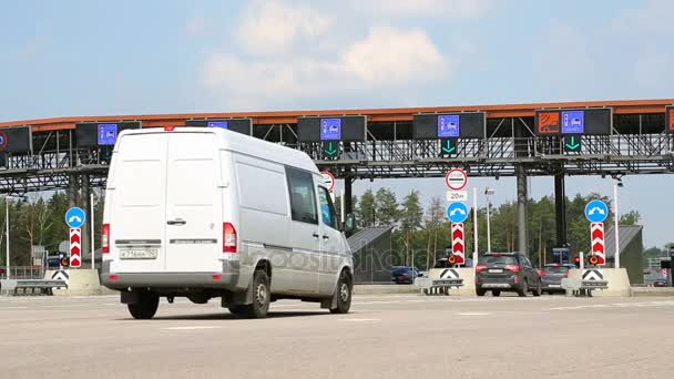 Ponto de pagamento automático em uma estrada de pedágio. Estrada russa número M11 — Vídeo de Stock