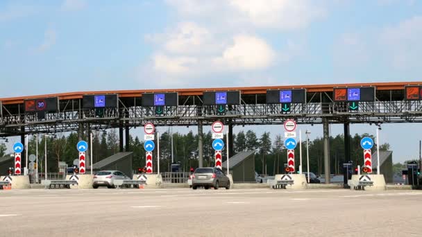 Punct automat de plată pe un drum cu taxă rutieră. Autostrada rusă M11 — Videoclip de stoc