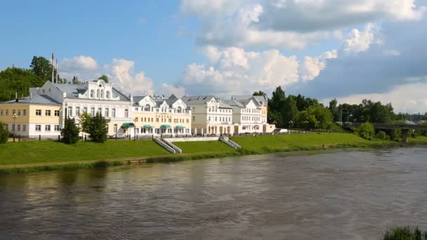 トヴェルツァ川のビューおよびトルジョーク、ロシアの護岸石の家 — ストック動画