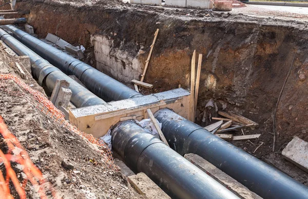 Trabajos de reparación de conductos de calefacción. Tubos de recambio de la calefacción ma —  Fotos de Stock