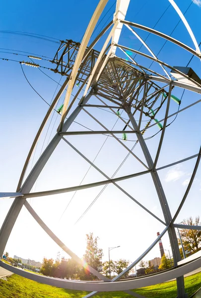 Torre elétrica de alta tensão contra o céu azul. Transmis de potência — Fotografia de Stock