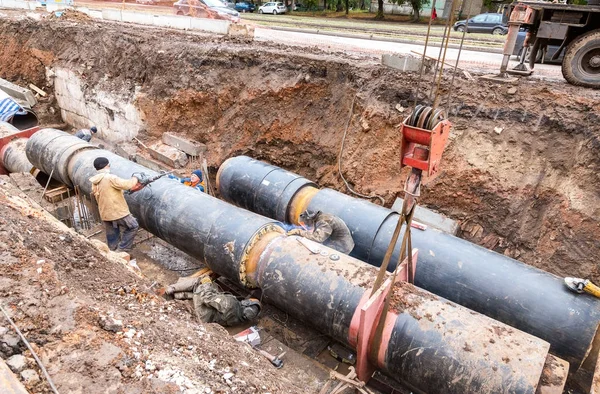 İşçiler, kaynakçılar elektrik büyük demir boru kaynak tarafından yapılan