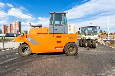 Yaz d yeni yol inşaatı üzerinde yol silindirleri