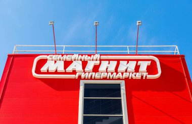 Aile hipermarket mıknatıs mavi gökyüzü karşı logosu. Rusya'nın lar