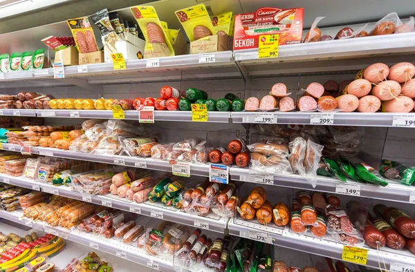 Différentes viandes et saucisses prêtes à la vente au supermarché Pya — Photo