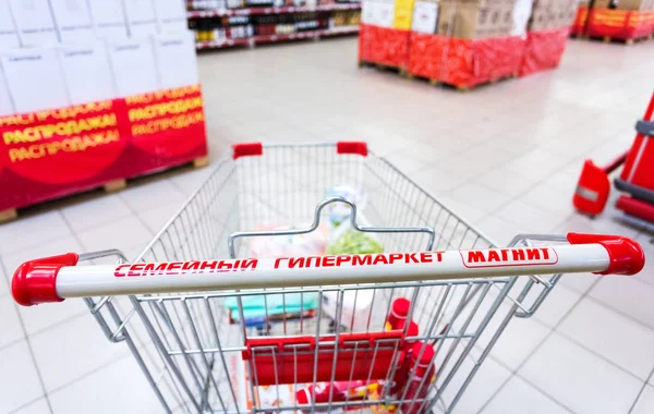 Alışveriş sepeti aile hipermarket mıknatıs. Rusya'nın en büyük perakende — Stok fotoğraf