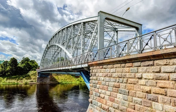 Primer puente de arco de acero en Rusia sobre el río Msta en verano soleado —  Fotos de Stock