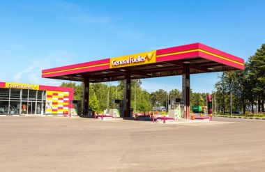 General Fueller benzin istasyonu güneşli yaz gün