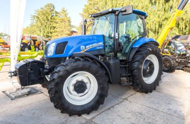 Modern tarım traktör New Holland yıllık sergiledi. 