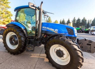 Modern tarım traktör New Holland yıllık sergiledi. 