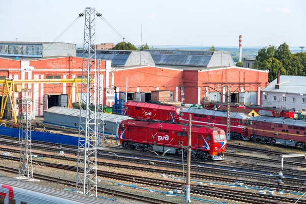 Sa, tren ve demiryolu deposu ile tren yolda görüntülemek — Stok fotoğraf